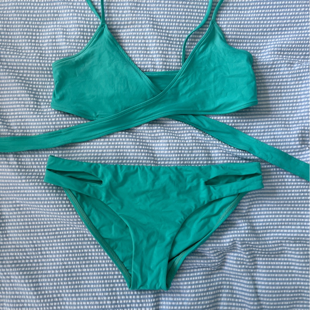 L*SPACE CHLOE WRAP TOP AND ESTELLA BOTTOM